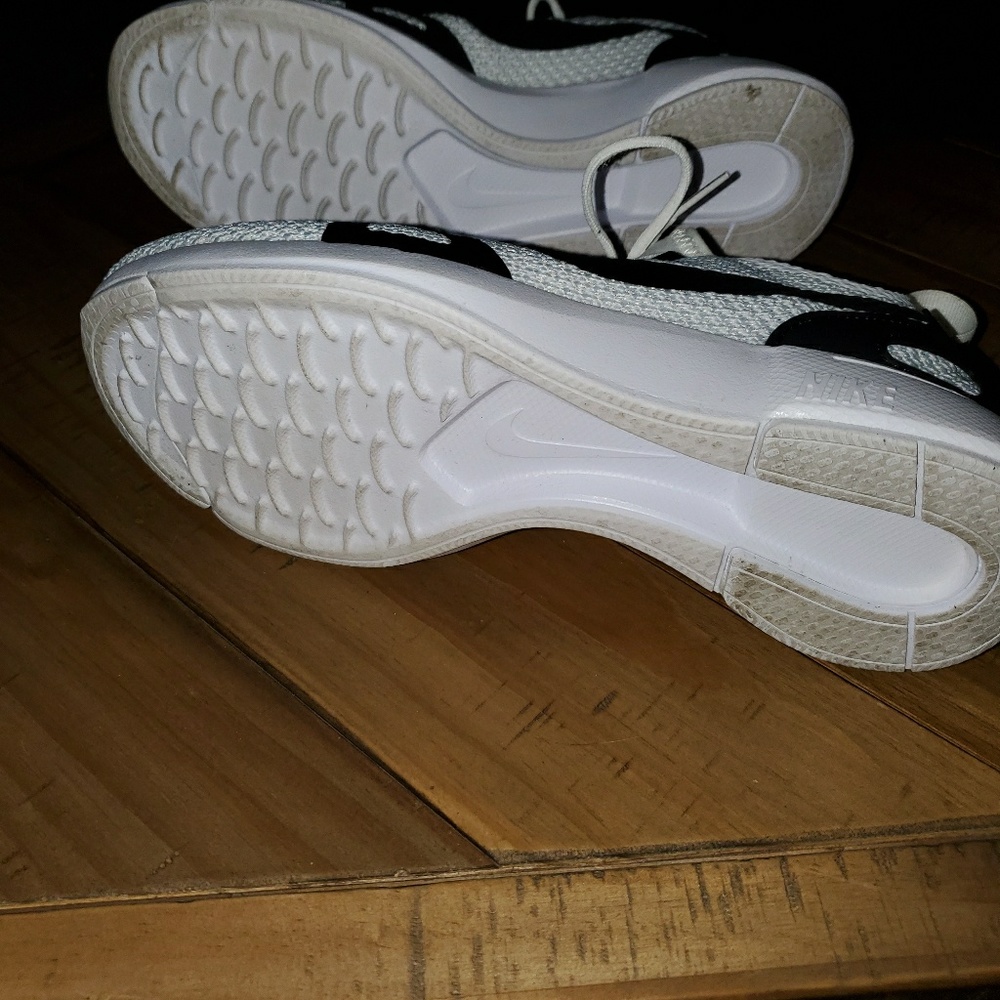Nike Tennis Shoes - Picture 5 of 5